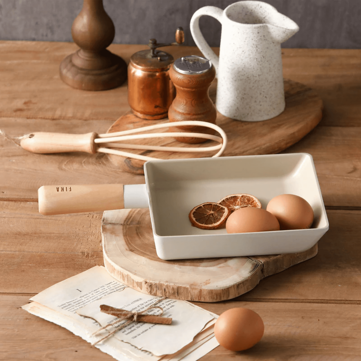 https://www.heymomsmarket.com/cdn/shop/products/neoflam-6-square-egg-pan04_1024x1024@2x.png?v=1650783109